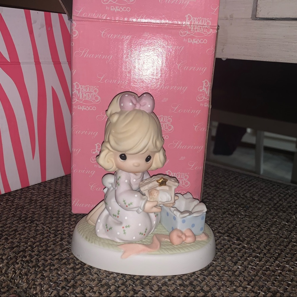 Precious Moments figurine Celebrating His Arrival